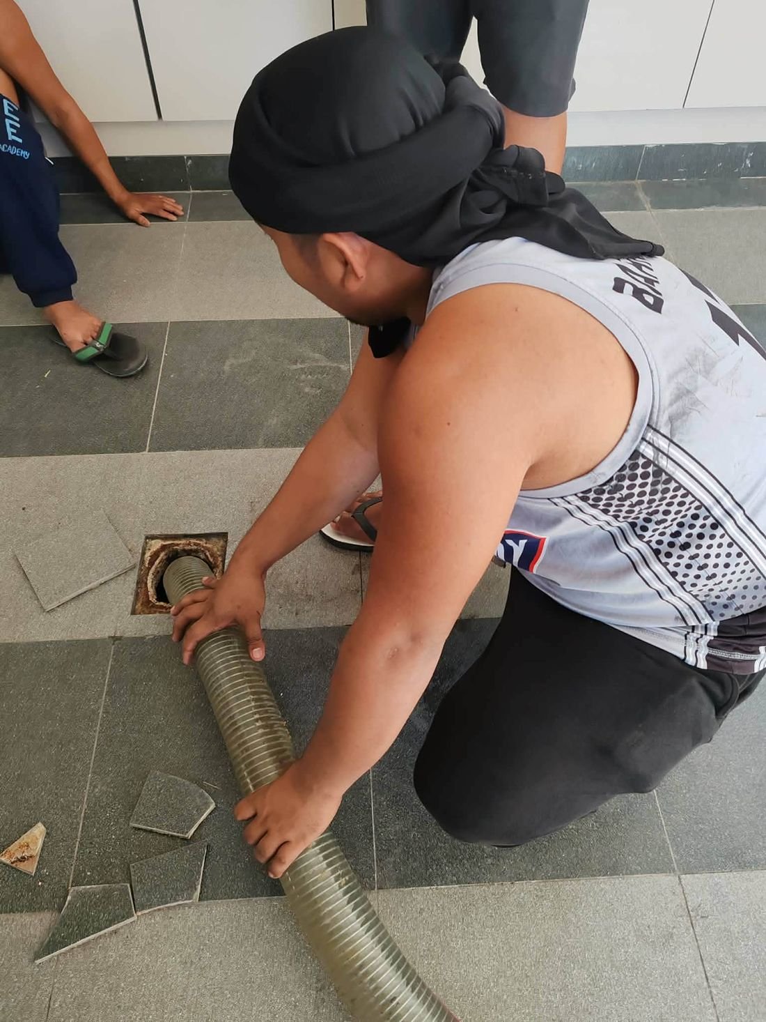 Declogging floor drain